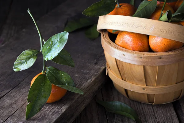 Mandarinen Liegen Einem Weidenkorb Und Auf Einem Holztisch — Stockfoto