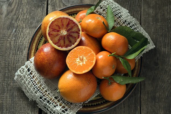 Rote Orangen Und Mandarinen Liegen Auf Einem Keramikteller — Stockfoto