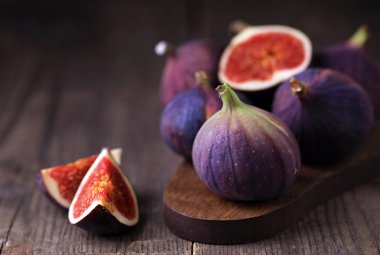 Ahşap bir masada, tahtadan bir kasede, incirlerle dolu bir hayat.