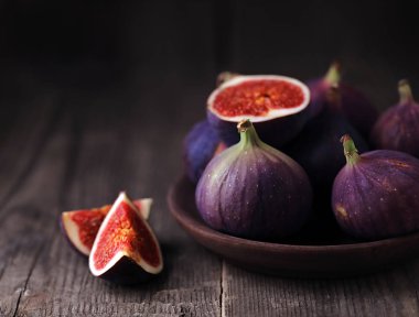 Ahşap bir masada, tahtadan bir kasede, incirlerle dolu bir hayat.