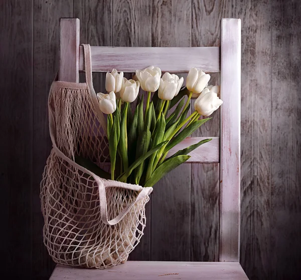 Csendélet Fehér Tulipánokkal Egy Húrtáskában Egy Széken — Stock Fotó