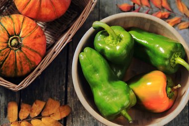 Tahta bir masada taze sebzeler.