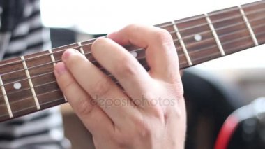 Gitaristler eller şarkı elektro gitar çalmak