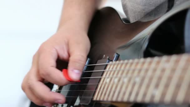 在电吉他上播放的歌曲的吉他手 — 图库视频影像