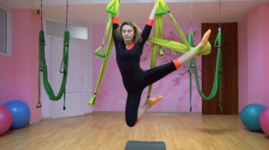 Yogi uygulama anti yerçekimi yoga bir hamak hava