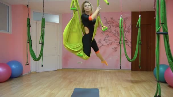 Yogi gyakorlat légi anti-gravitációs jóga egy függőágyban — Stock videók