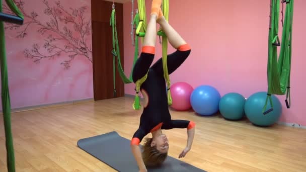 Yogi praktijk luchtfoto anti-zwaartekracht yoga op een hangmat — Stockvideo