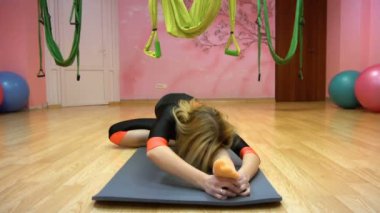 Genç bir kadının daha önce egzersiz germe yapması