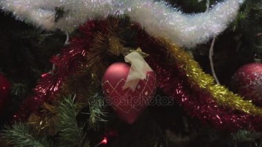 Dolly bir Noel ağacı süsler