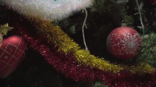 Dolly de adornos en un árbol de Navidad — Vídeo de stock