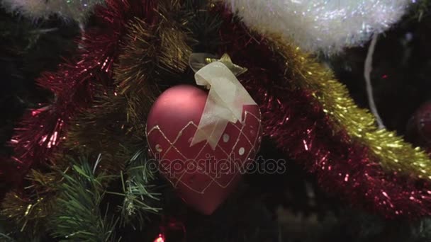 Dolly de adornos en un árbol de Navidad — Vídeos de Stock