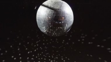 Disko mirrorball discoball iplik ve bir kulüp mekan ışık yansıtan