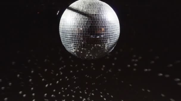 Disco-Spiegelkugel dreht sich und reflektiert Licht in eine Club-Location — Stockvideo