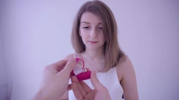 L'homme déclare son amour à une femme. L'homme donne une bague à une femme. proposition de mariage — Video