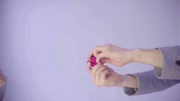 Мужчина носит обручальное кольцо на руке женщины — стоковое видео