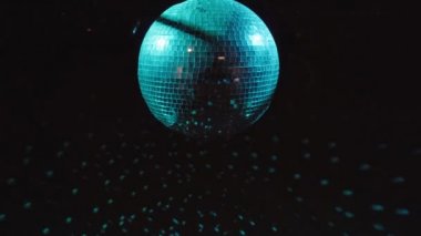 Disko topu ile koyu arka plan. Değişiklikler renkler