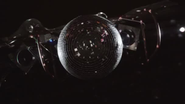 Зеркальный шар вращается на потолке в ночном клубе — стоковое видео