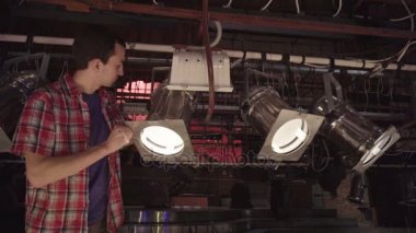 Konser öncesi ışıldak spot operatör yönlendirir