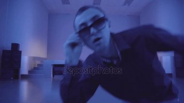 Çok güzel parti müdavim gece kulübünde dans güneş gözlüğü