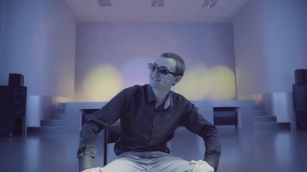 Sehr cooler Partygänger mit Sonnenbrille, der in einem Nachtclub tanzt — Stockvideo