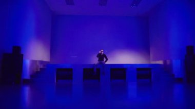 Son adam parti değil evine gider ve Sahne Alanı'nda otururken dansa devam ediyor.