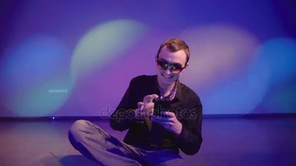 Hombre con estilo muy feliz en un club nocturno mirando el teléfono inteligente, el éxito — Vídeos de Stock