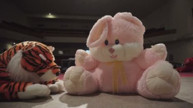 Büyük tavşan üzerinde saldırı yırtıcı kaplan