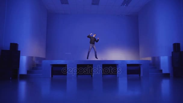 Magische danser op het podium onbegrijpelijk dronken dans dansen — Stockvideo