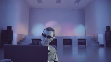 Adam dans pistinde yalnız olmak bir dizüstü bilgisayar sahiptir