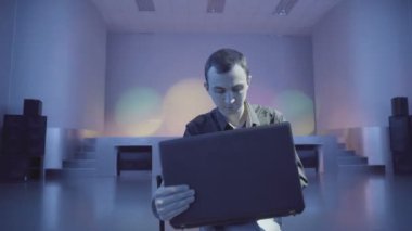 Adam gece kulübü yalnız kalmaktan laptop üzerinden yeniden yazar