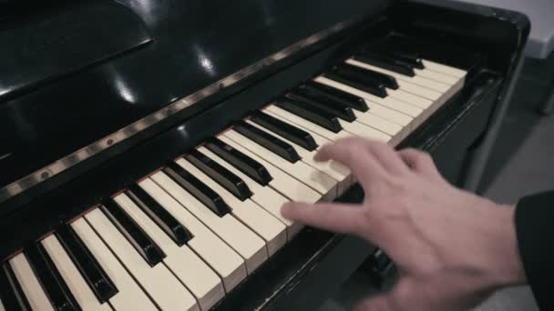Händer som spelar Piano närbild prestanda — Stockvideo