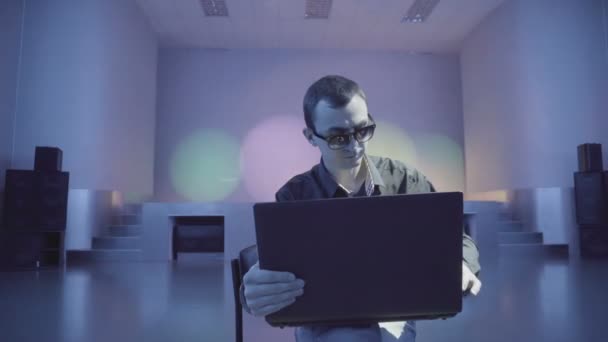 Чоловік використовує ноутбук на самоті в нічному клубі — стокове відео