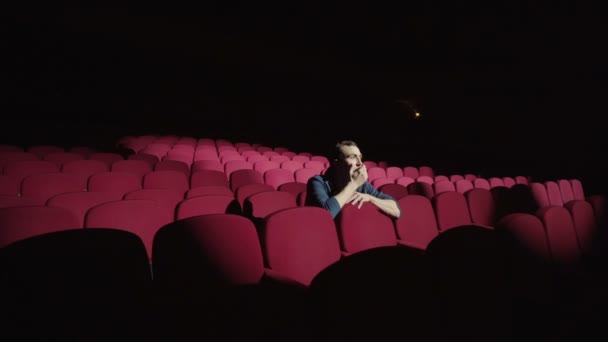Homem vem na sala de concertos senta-se em cadeiras, experimentando diferentes emoções e aplausos — Vídeo de Stock