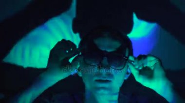 Spot güneş gözlüklü adam