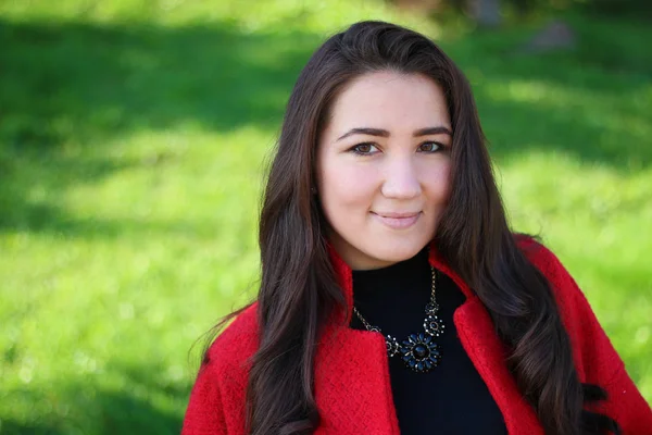 Kırmızı paltolu güzel Asyalı kadın