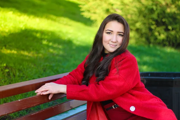 Kırmızı paltolu güzel Asyalı kadın