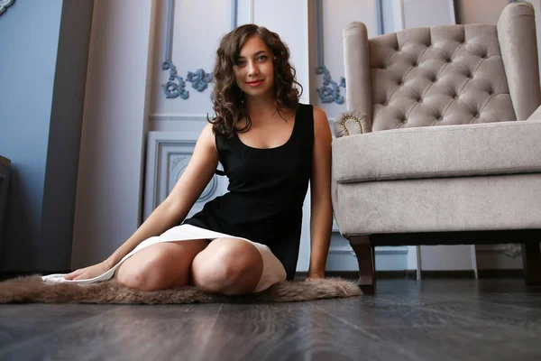 koltuk yanında katta lüks iç defada güzel kadın