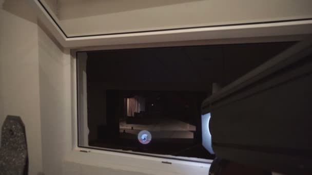 Reflektor operátor stopy uklízečka na jevišti — Stock video