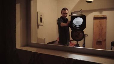 Aktörler sahnede spot işleci izler