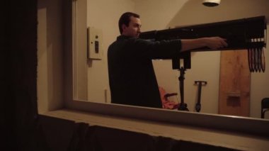 Aktörler sahnede spot işleci izler