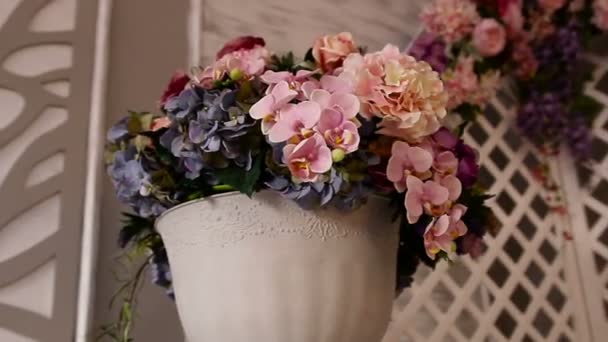 Стеження за пострілом навколо вази з квітів — стокове відео