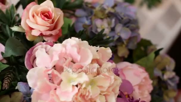 Portret van Aziatische vrouwen en een boeket van bloemen — Stockvideo