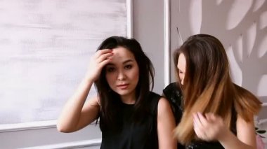İki genç Asyalı kız modelleri