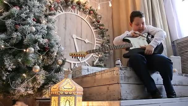 Pequeño japonés chico toca la guitarra eléctrica — Vídeo de stock