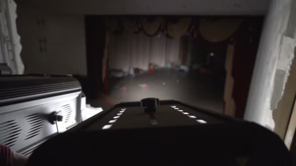 Напрямок з будиночком театрального освітлення прожекторів на сцені — стокове відео