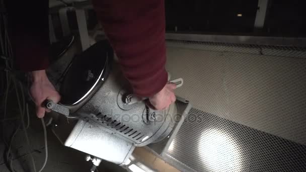 Réglage des projecteurs d'éclairage théâtral 