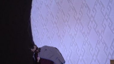 Adam arka plan beyaz duvarlar üzerine portresi. Bir güneş gözlüğü şık bir adam portresi