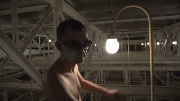 Gestripte kerel in zonnebril verzoekt in de toekomst — Stockvideo