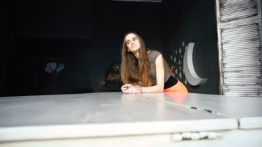 Baştan çıkarıcı genç kadın üzerinde beyaz kuyruklu piyano eğildi