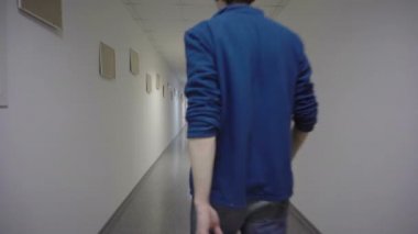 Molodj adam dlinnoo beyaz koridor kesiyor